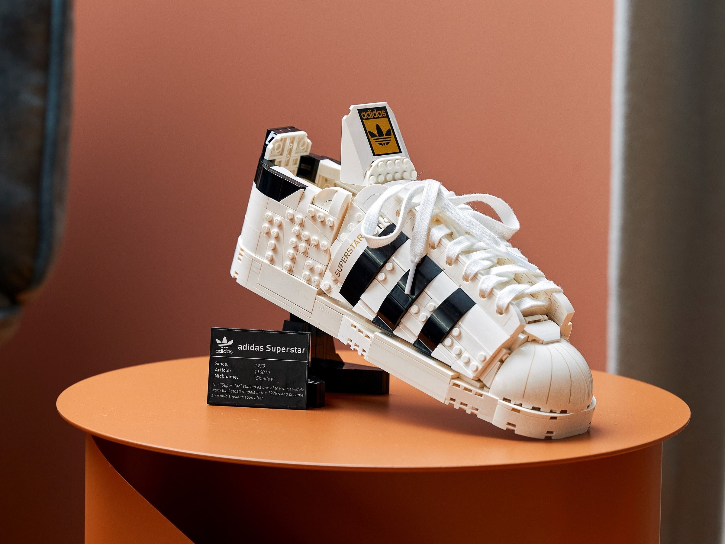 ����������� LEGO 10282 ��������� Adidas Originals Superstar