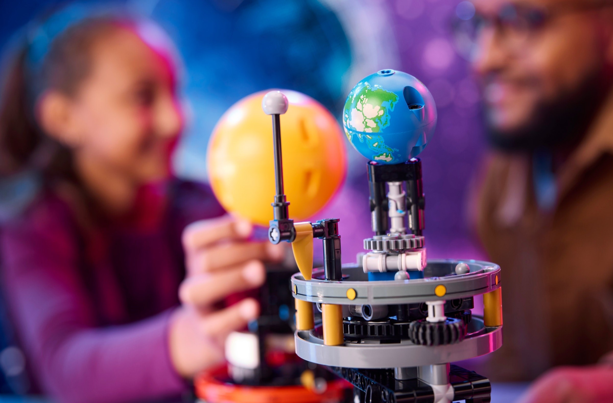 ����������� LEGO 42179 ������� ����� � ���� �� ������