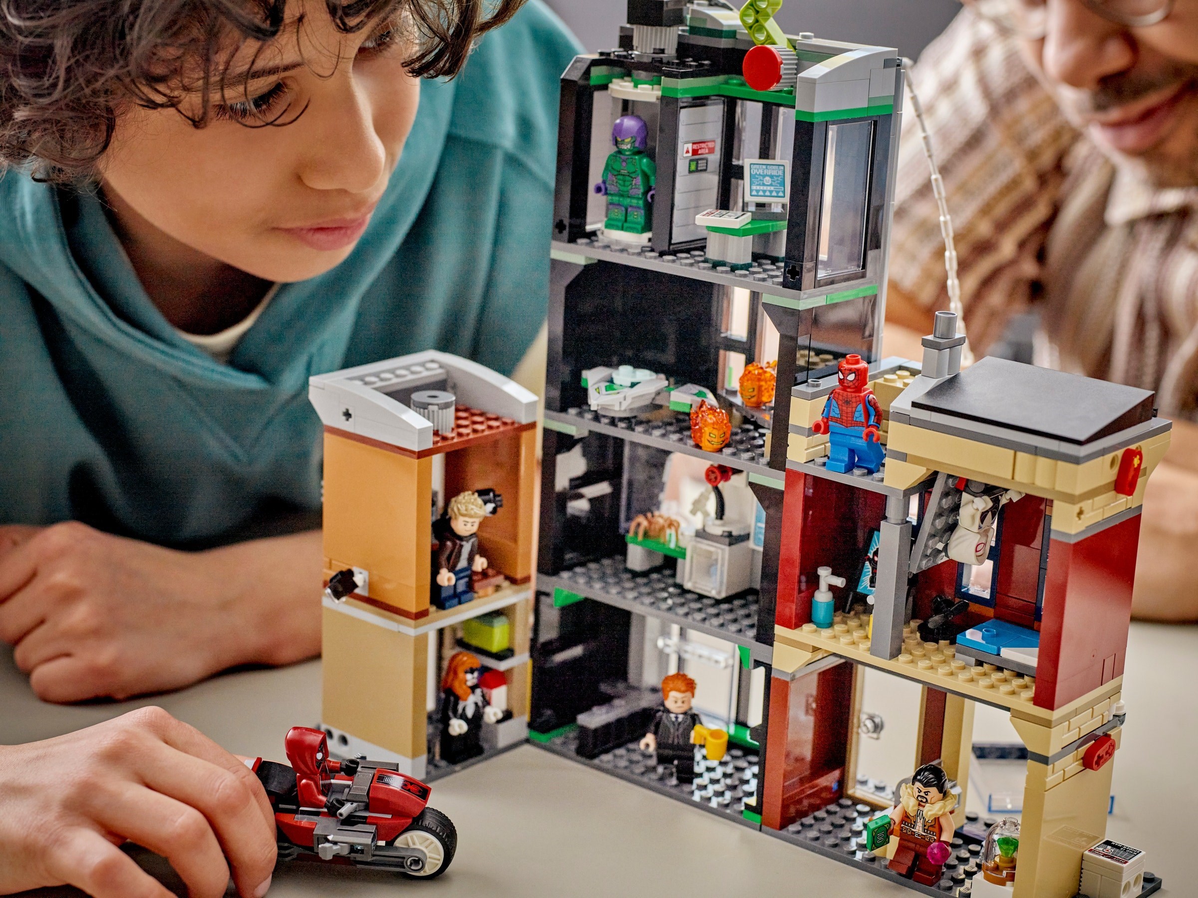 ����������� LEGO 76324 - ���� �������-���� ������ Oscorp 