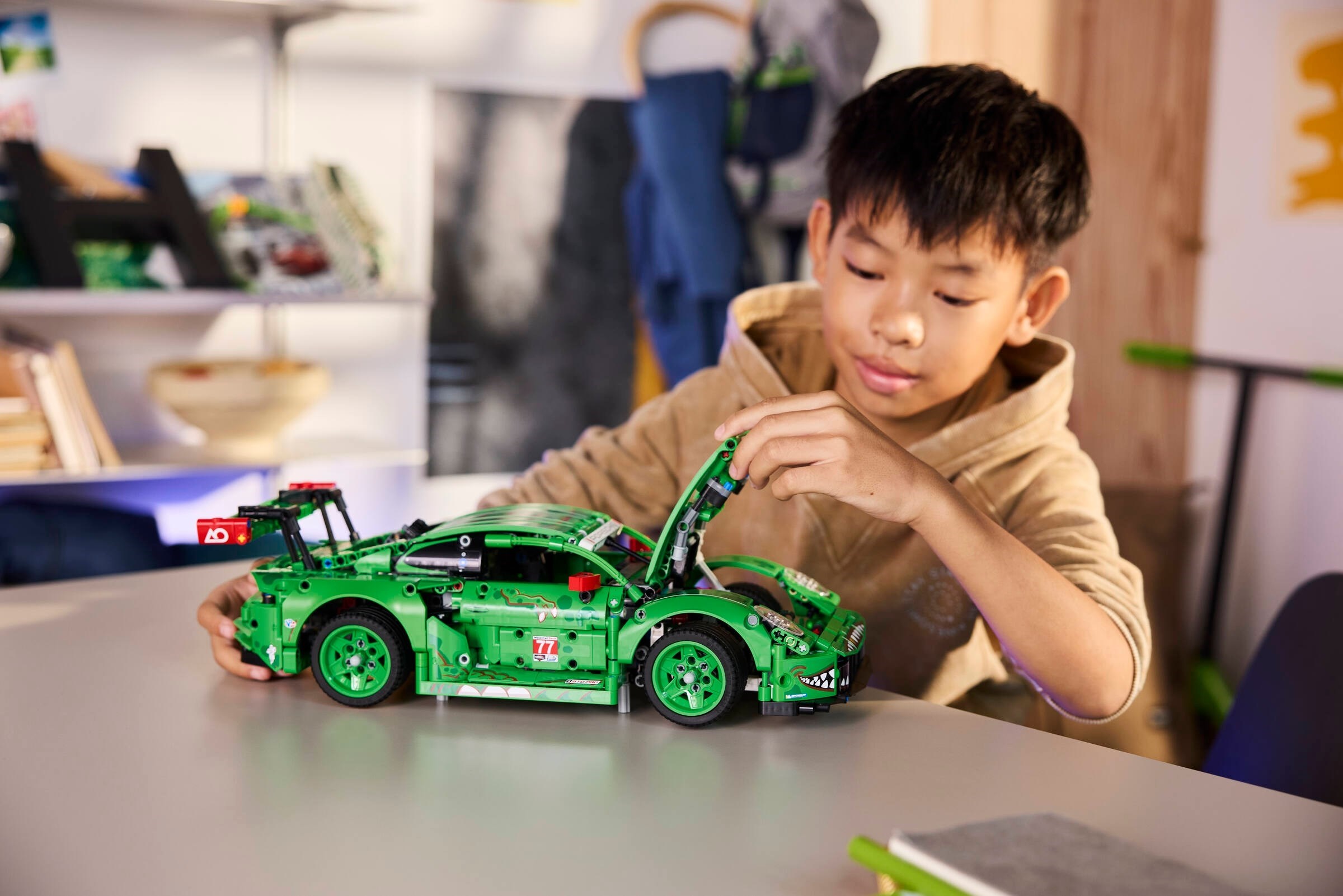 ����������� LEGO 42224 - ���� �������� ���������� Porsche 911 GT3 R REXY AO Racing