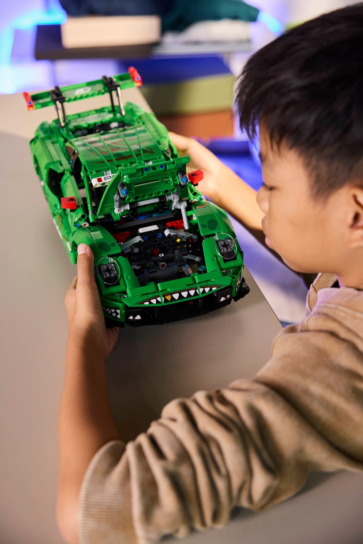 ����������� LEGO 42224 - ���� �������� ���������� Porsche 911 GT3 R REXY AO Racing