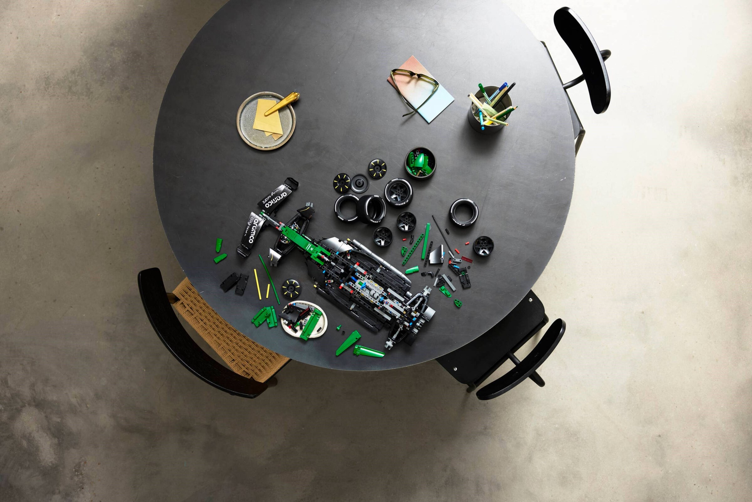 ����������� LEGO 42240 - ���� Aston Martin Saudi Aramco F1 AMR25