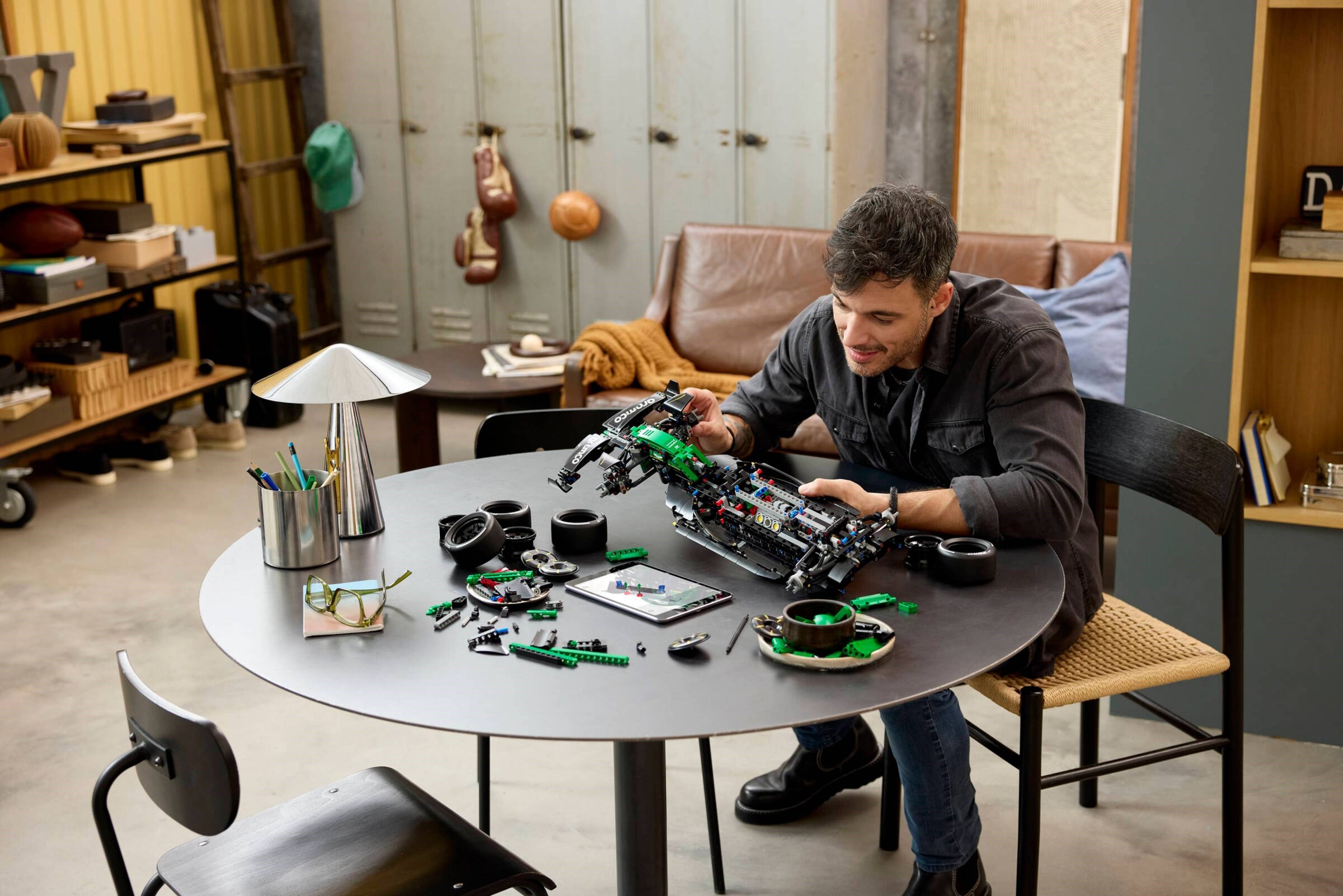 ����������� LEGO 42240 - ���� Aston Martin Saudi Aramco F1 AMR25