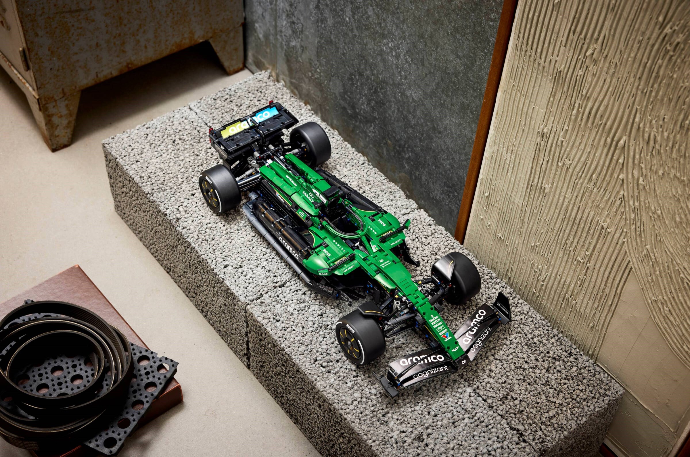 ����������� LEGO 42240 - ���� Aston Martin Saudi Aramco F1 AMR25