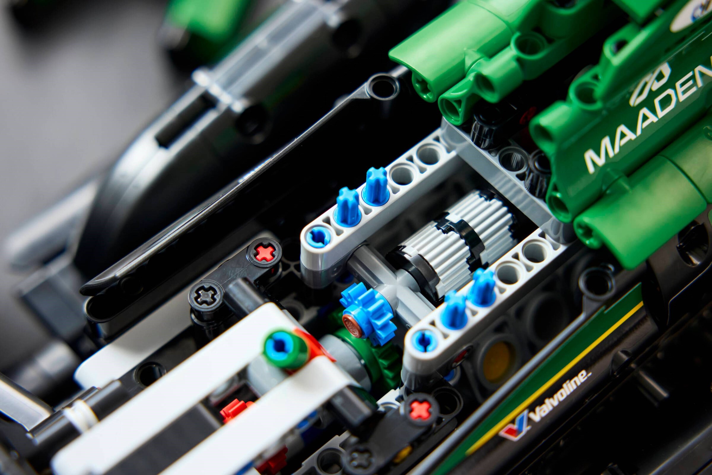 ����������� LEGO 42240 - ���� Aston Martin Saudi Aramco F1 AMR25