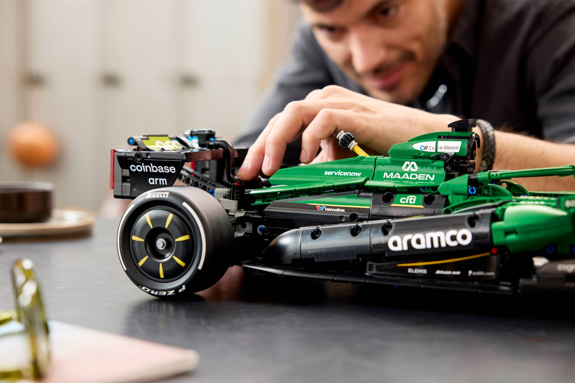 ����������� LEGO 42240 - ���� Aston Martin Saudi Aramco F1 AMR25
