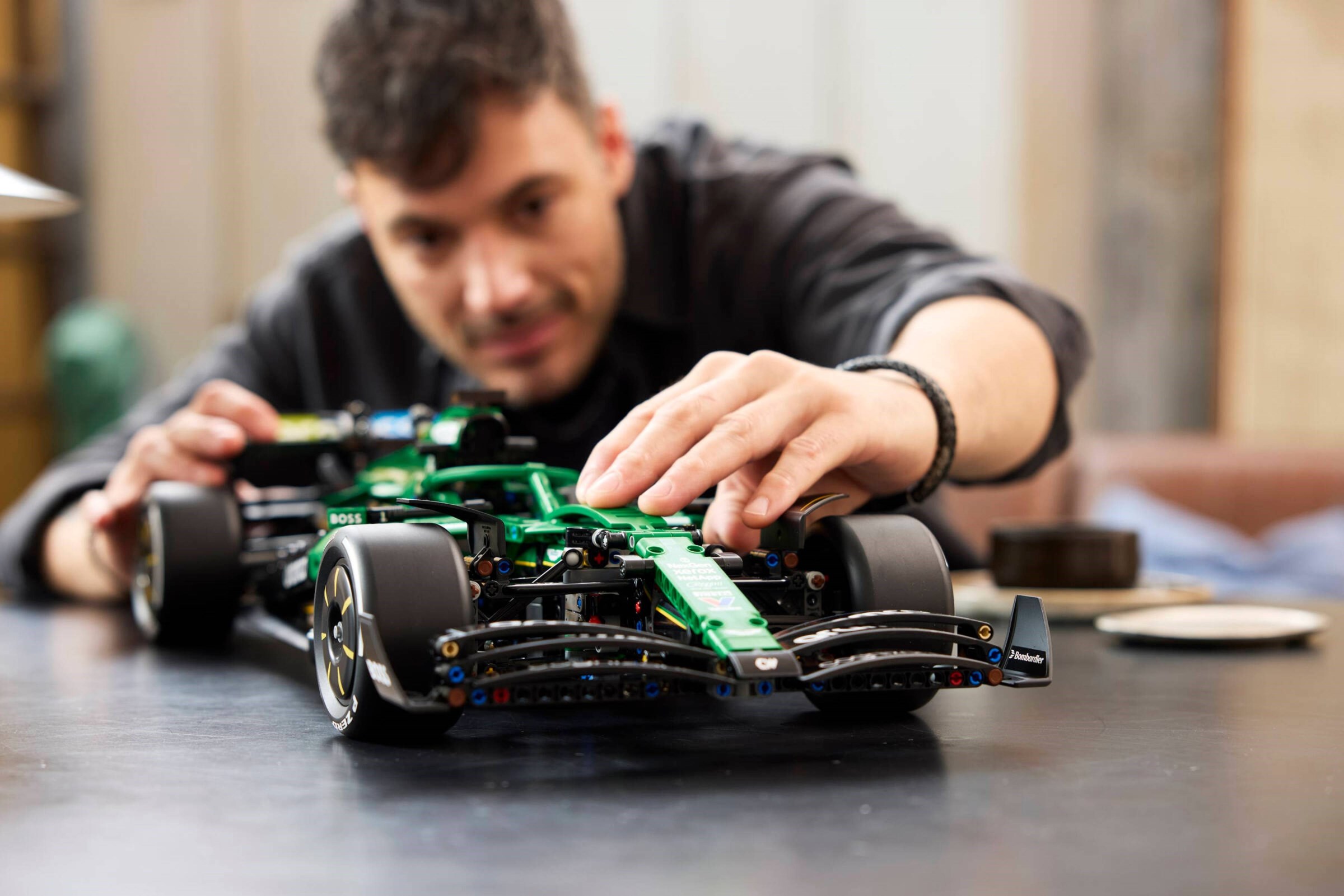 ����������� LEGO 42240 - ���� Aston Martin Saudi Aramco F1 AMR25