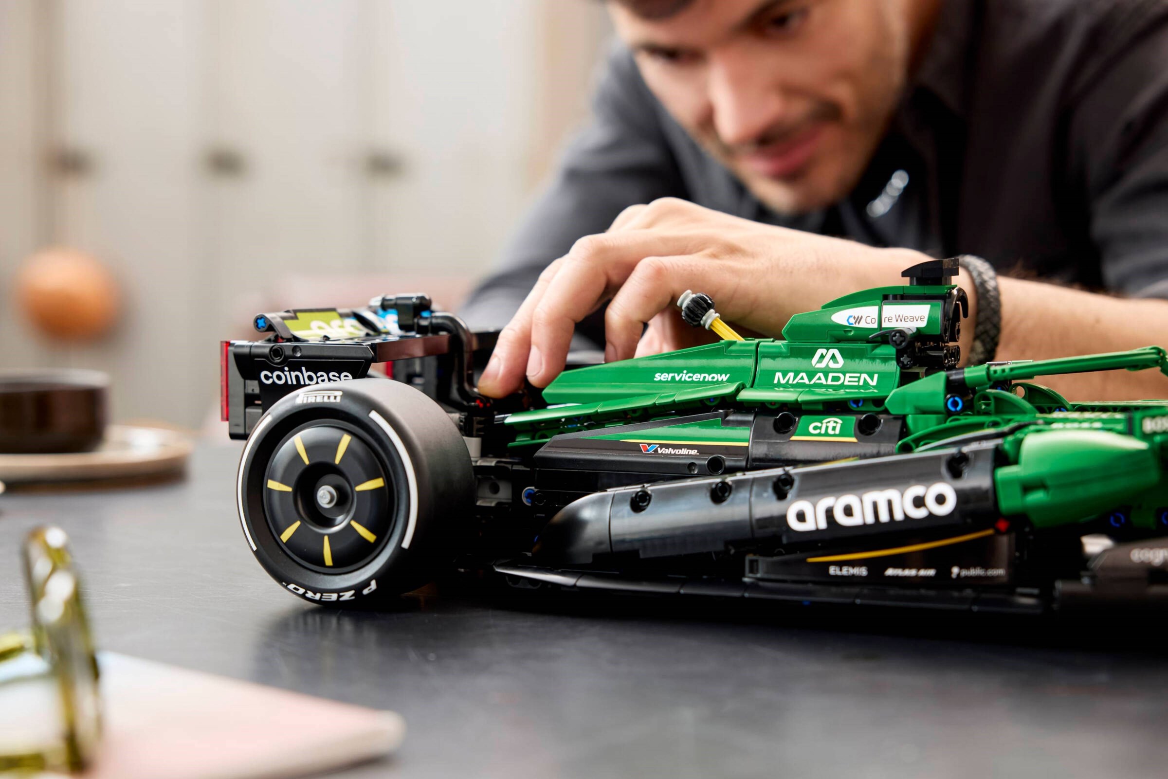 ����������� LEGO 42240 - ���� Aston Martin Saudi Aramco F1 AMR25