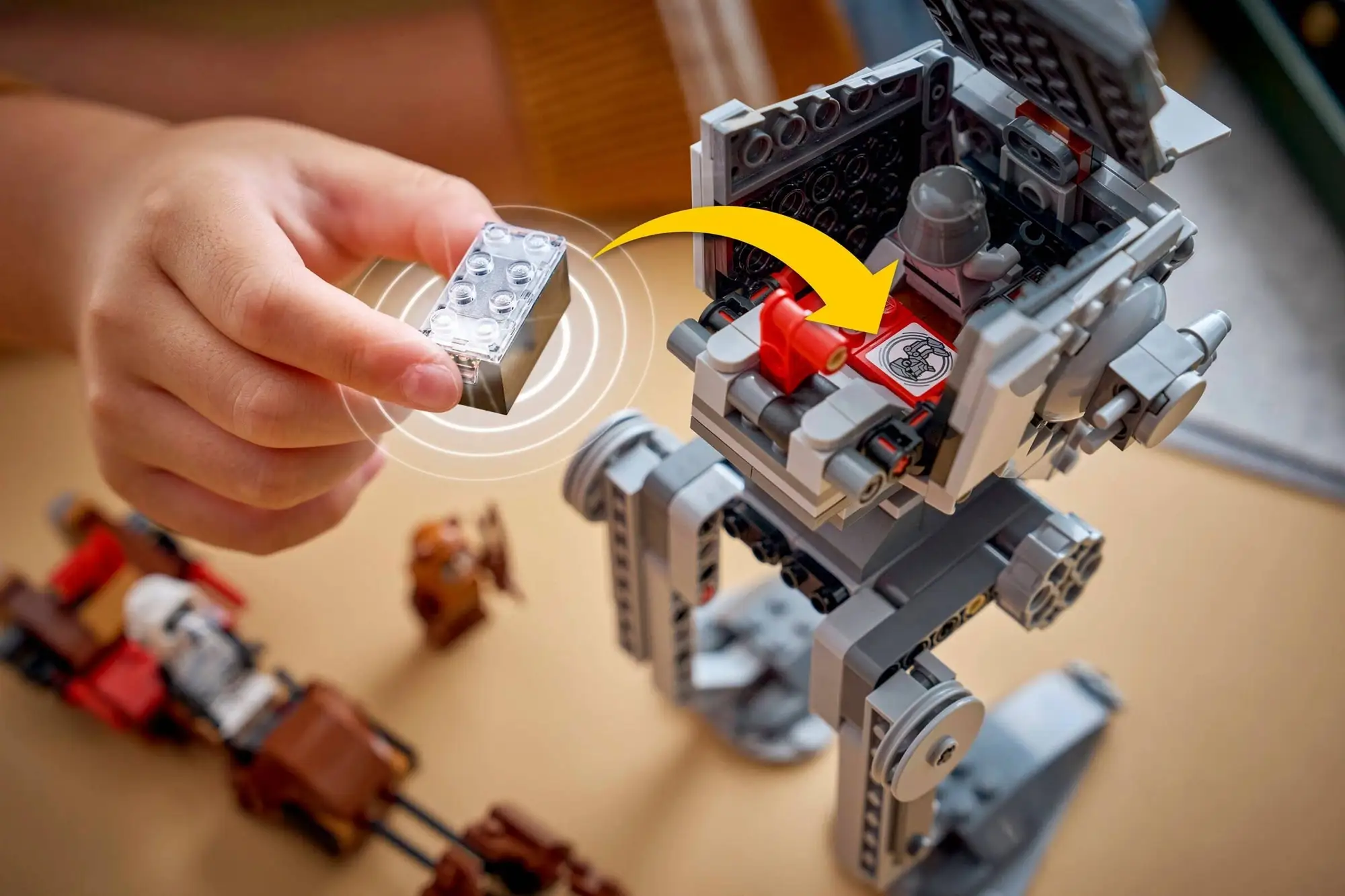 ����������� LEGO 75424 SMART Play - ���� ����� �������� AT-ST �� ������