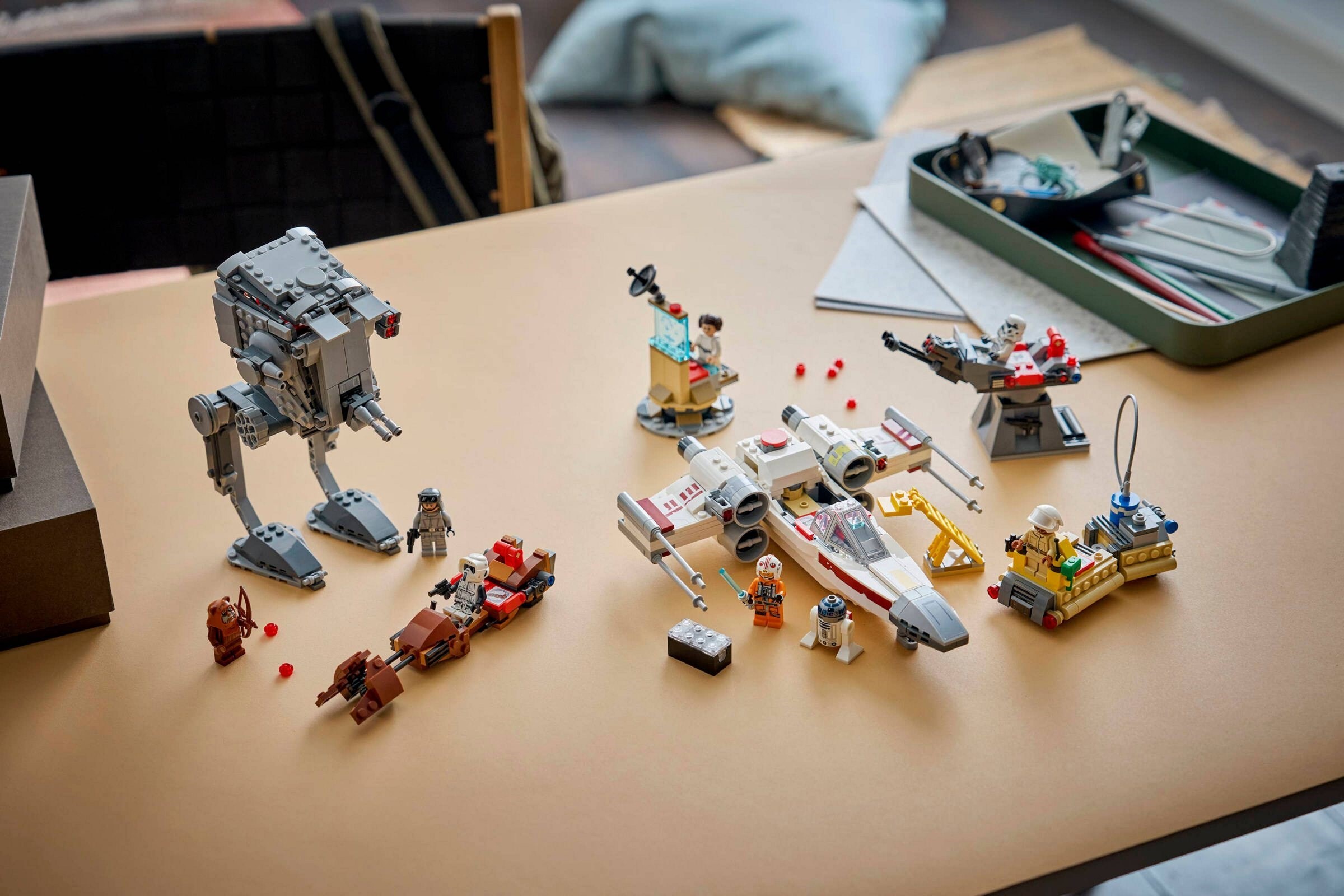 ����������� LEGO 75424 SMART Play - ���� ����� �������� AT-ST �� ������