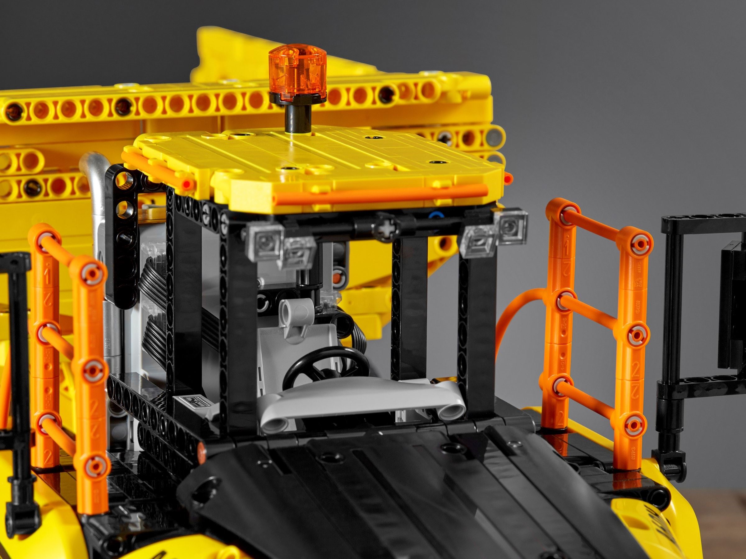 ����������� LEGO 42114 - ���� Technic �������� Volvo 6*6